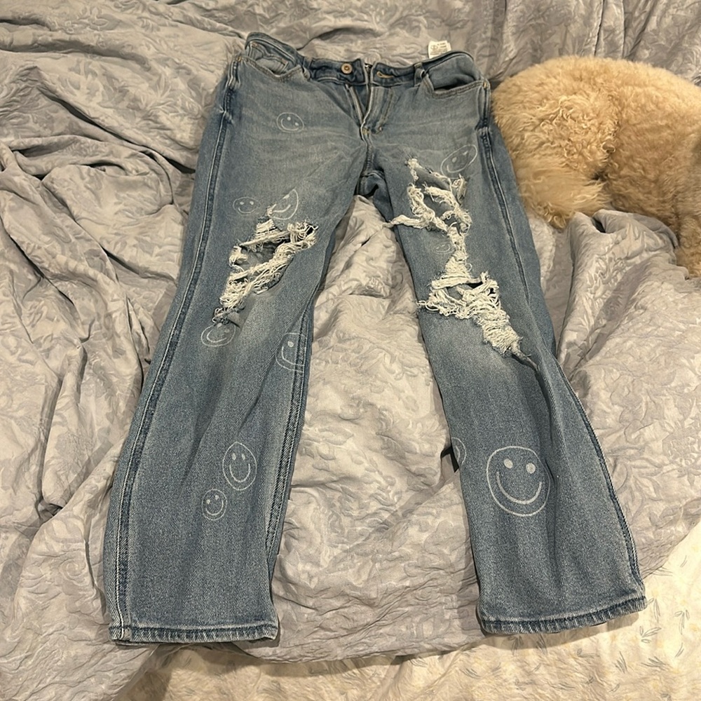 hollister smiley high rise ripped mom jeans